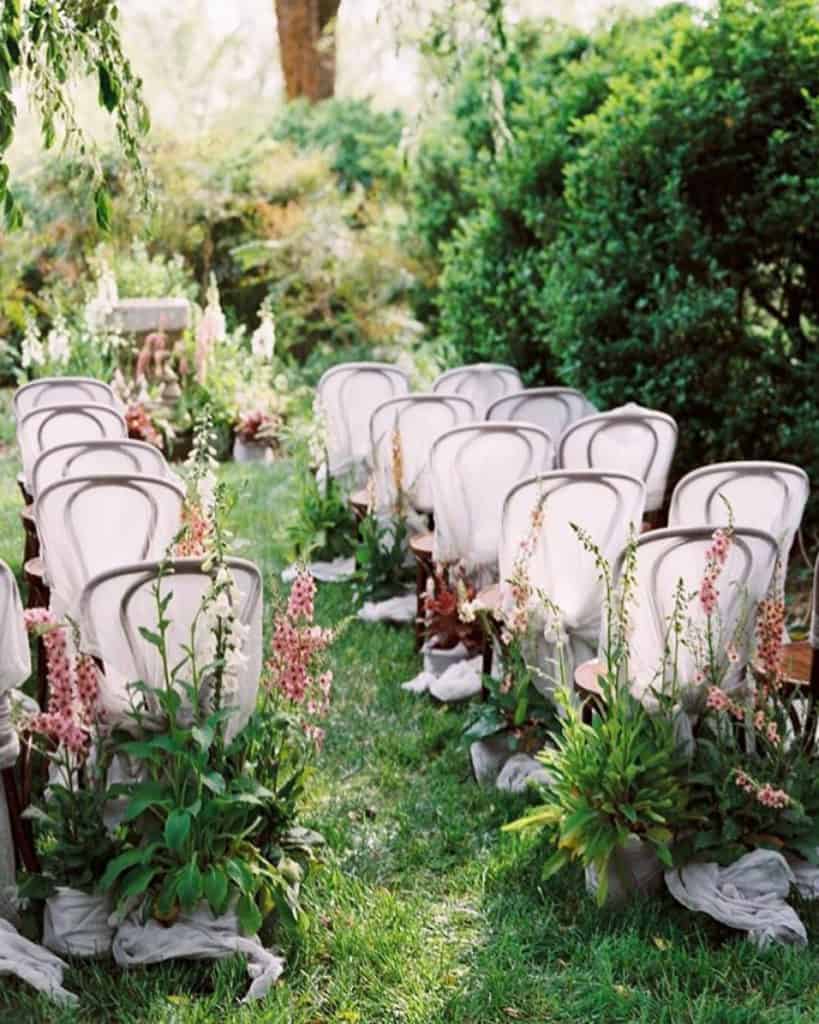 32 Wild And Overgrown Wedding Flowers To Wisp You Away 07